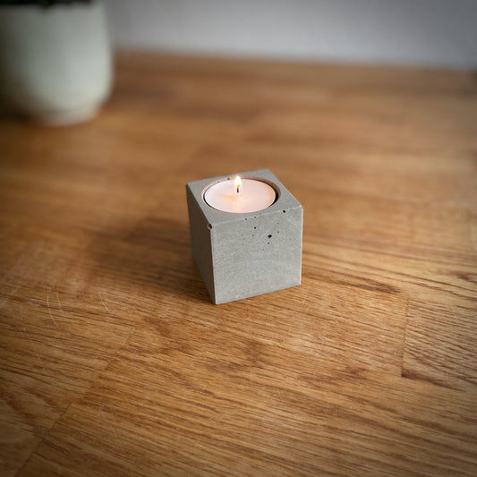 Kerzenhalter mit brennendem Teelicht