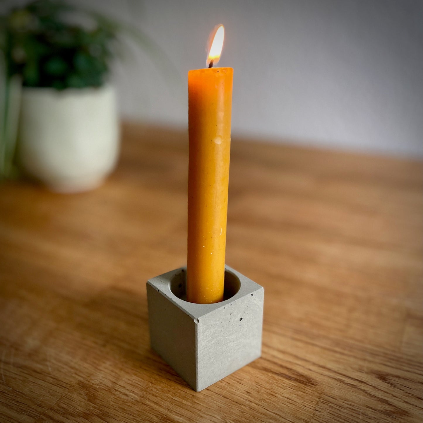 Kerzenhalter mit brennender Stabkerze