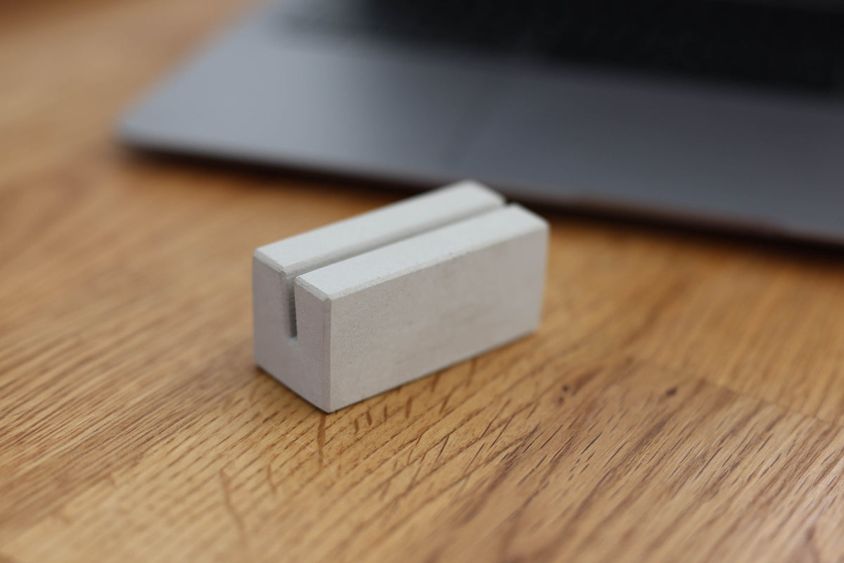 Kurzer Kartenhalter aus Beton auf einem Holztisch