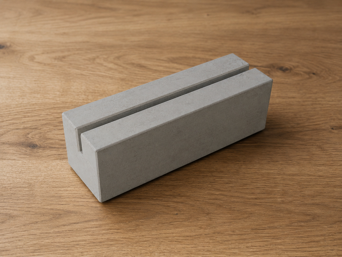 Großer Kartenhalter aus Beton für Menükarten auf einem Holztisch